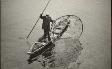 Рыбак ловит рыбу бреднем в реке Пине