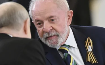 Луис Инасиу Лула да Силва в гостях у Владимира Путина в Москве 8 мая 2025 года, во время празднования 80‑летия «великой Победы». В кадре видны голова и часть спины Путина. Фото: Sergei Bobylev/Photo host agency RIA Novosti via AP