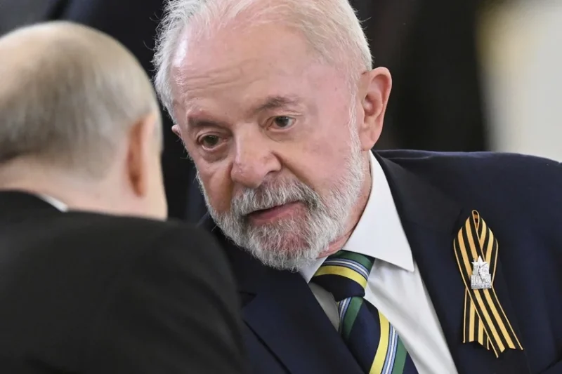 Луис Инасиу Лула да Силва в гостях у Владимира Путина в Москве 8 мая 2025 года, во время празднования 80‑летия «великой Победы». В кадре видны голова и часть спины Путина. Фото: Sergei Bobylev/Photo host agency RIA Novosti via AP