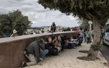 Люди в Иерусалиме прячутся от атаки иранских дронов. 28 февраля 2026 года. Mostafa Alkharouf/Anadolu via Getty Images