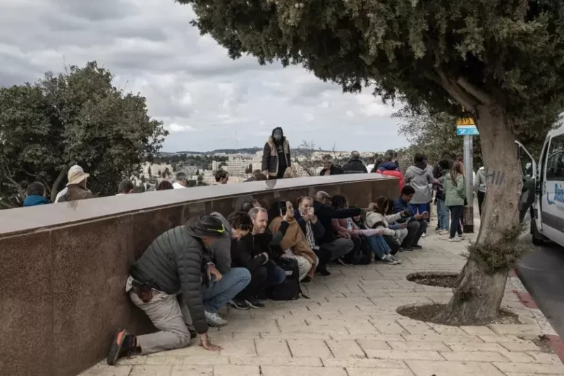 Люди в Иерусалиме прячутся от атаки иранских дронов. 28 февраля 2026 года. Mostafa Alkharouf/Anadolu via Getty Images