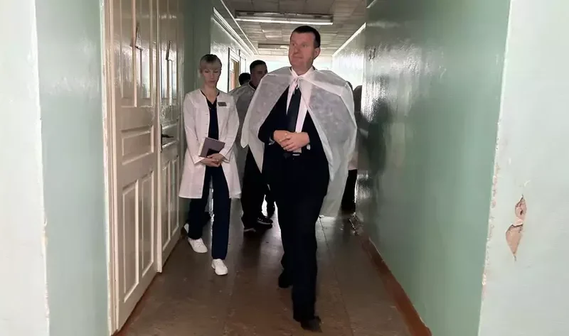  Александр Пачко посетил педиатрическое отделение центральной райбольницы и сказал, что оно находится в ужасном состоянии. Пресс-служба райисполкома опубликовала его комментарий об этом, но вскоре удалила 