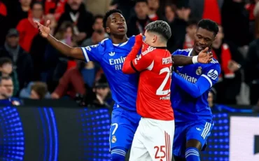 Бразилец Винисиус (слева) заявил, что его оскорбил аргентинец Престианни (в центре). Товарищ Винисиуса по команде Килиан Мбаппе подтверждает его слова. Фота: Valter Gouveia/Sports Press Photo/Getty Images