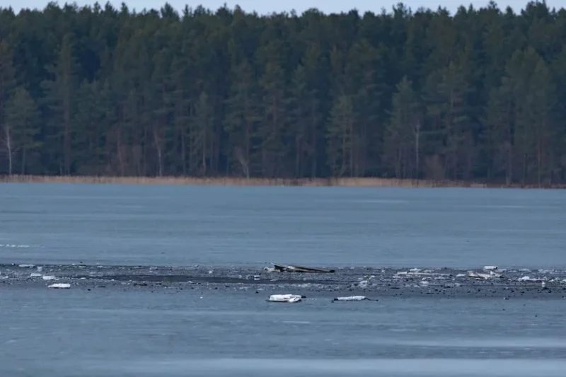 Обломки дрона, упавшего на озерный лед в Литве. Фото: Julius Kalinskas / Elta