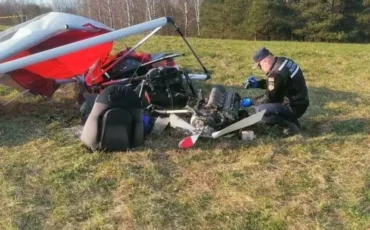 Обломки мотодельтаплана «Фрегат». 14 апреля, деревня Озерцо Минского района. Фото: Государственный комитет судебных экспертиз