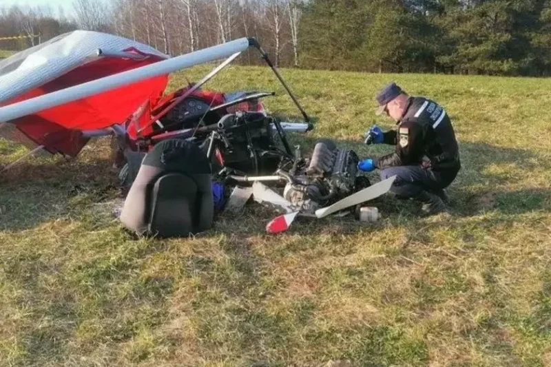 Обломки мотодельтаплана «Фрегат». 14 апреля, деревня Озерцо Минского района. Фото: Государственный комитет судебных экспертиз