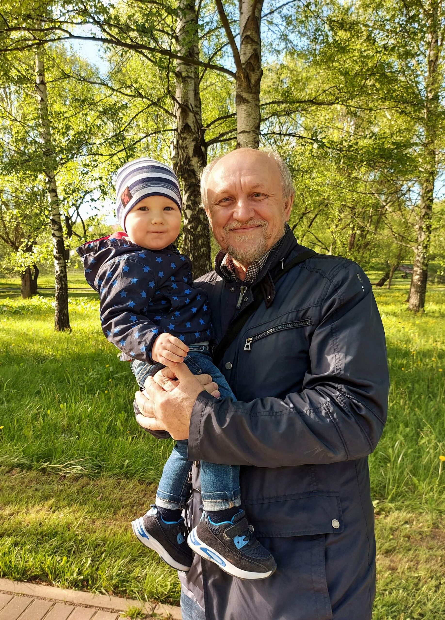 С внуком перед отъездом в Литву
