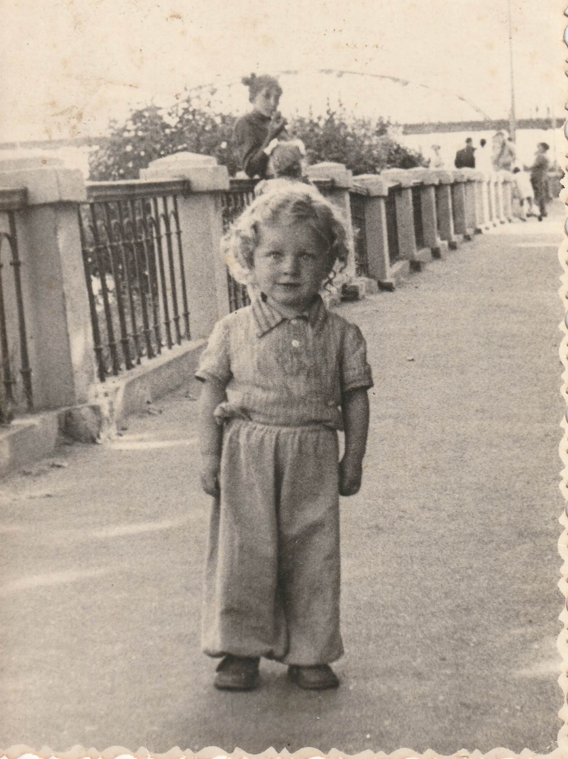 На набережной Пины. Фото из личного архива героя