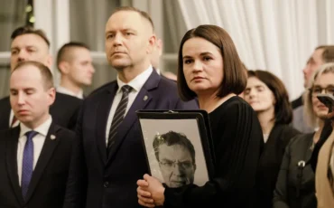 Светлана Тихановская в последние месяцы ходила с портретом Анджея Почобута на папке. Фото: Volha Shukaila SOPA Images LightRocket via Getty Images