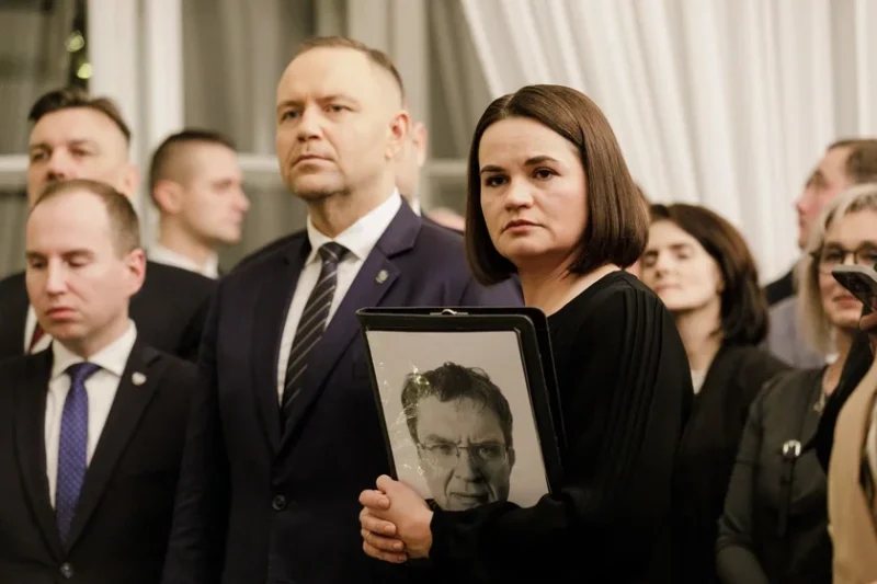 Светлана Тихановская в последние месяцы ходила с портретом Анджея Почобута на папке. Фото: Volha Shukaila SOPA Images LightRocket via Getty Images