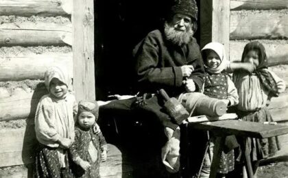Старик за изготовлением колеса для телеги в селе Чучевичи, Мозырский уезд, Минская губерния, 1910 год. Фото: Александр Сержпутовский / collection.ethnomuseum.ru