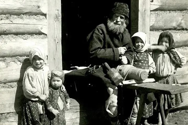 Старик за изготовлением колеса для телеги в селе Чучевичи, Мозырский уезд, Минская губерния, 1910 год. Фото: Александр Сержпутовский / collection.ethnomuseum.ru