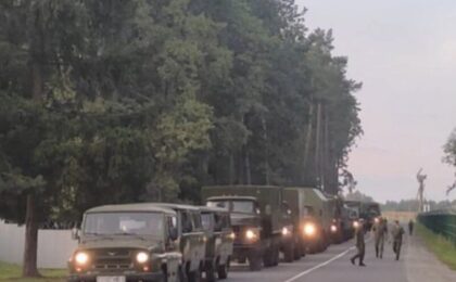 Военная техника перемещалась по Лунинцу и грузилась на железнодорожные платформы