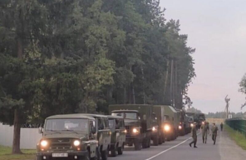 Военная техника перемещалась по Лунинцу и грузилась на железнодорожные платформы