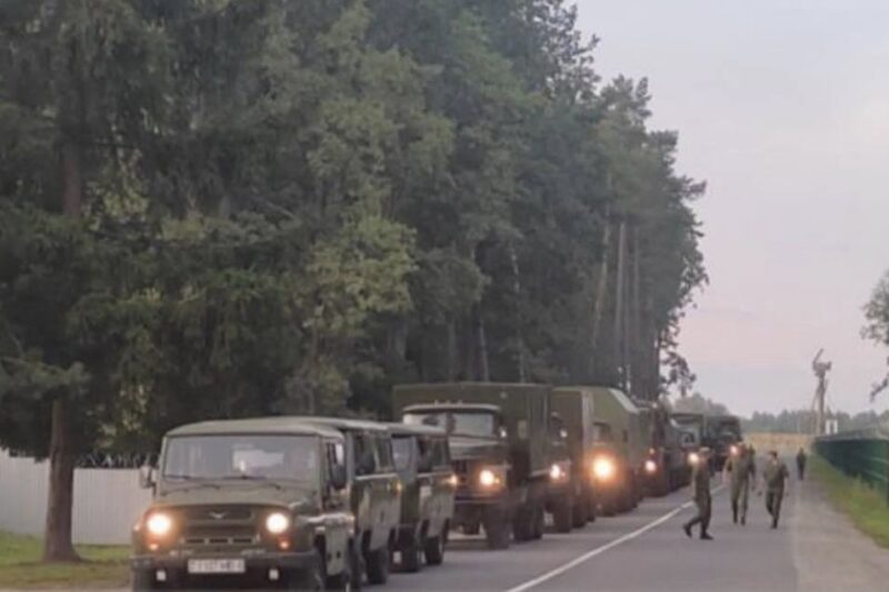 Военная техника перемещалась по Лунинцу и грузилась на железнодорожные платформы
