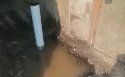 В сети показали, как топит подвал дома в Пинске. Оказалось, это не единственный адрес