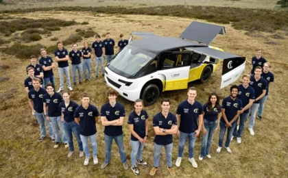 Команда Solar Team Eindhoven со своей разработкой. Фото: SolarTeamEindhoven / Facebook