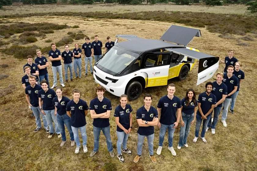 Команда Solar Team Eindhoven со своей разработкой. Фото: SolarTeamEindhoven / Facebook