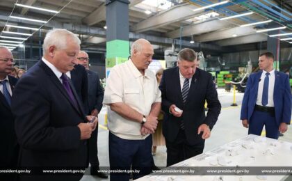 Александр Лукашенко во время посещения БЭЛЗ. 30 июля 2026 года, Брест. Фото: president.gov.by
