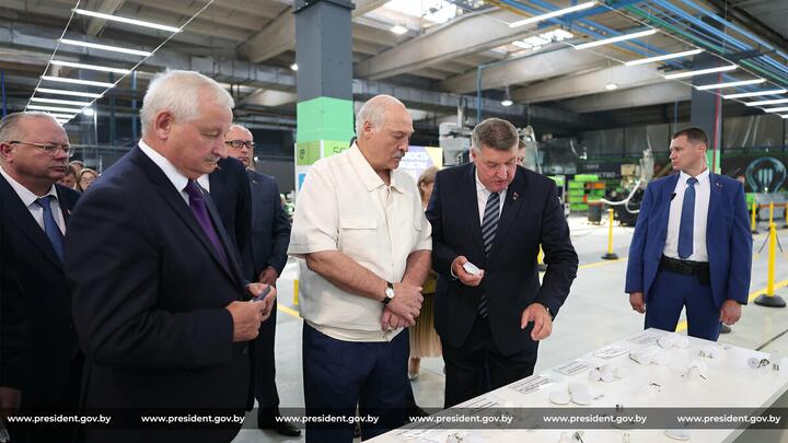 Александр Лукашенко во время посещения БЭЛЗ. 30 июля 2026 года, Брест. Фото: president.gov.by