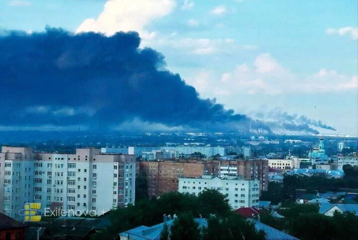 Дым от пожара над Сызранским НПЗ, Самарская область, РФ, 12 июля 2026 года. Фото: t.me/exilenova_plus