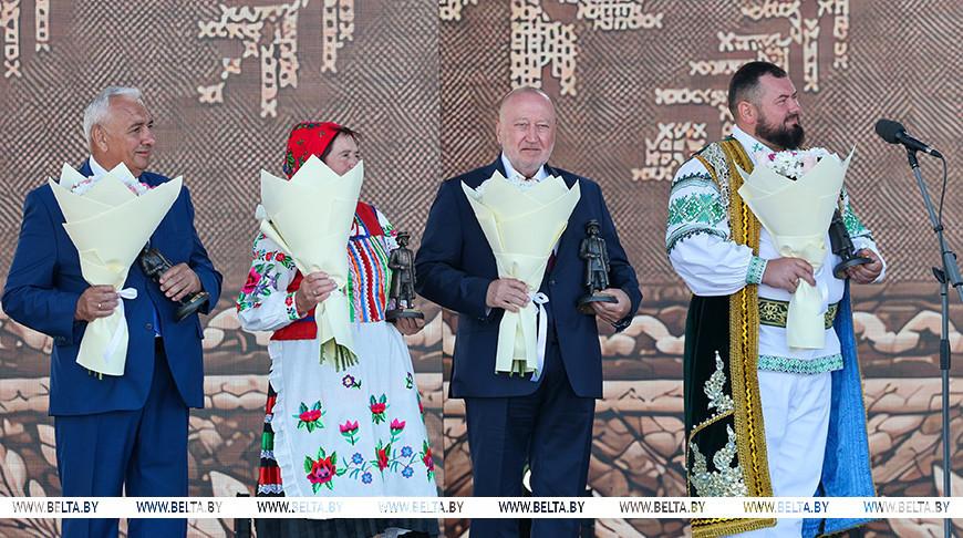 Сергей Поддубный первый справа