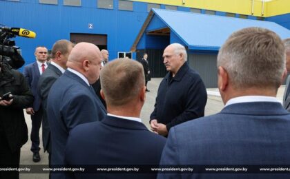 Александр Лукашенко во время посещения ООО «Амкодор-Лесмаш». 25 сентября 2026 года, Логойский район. Фото: president.gov.by