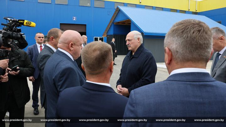Александр Лукашенко во время посещения ООО «Амкодор-Лесмаш». 25 сентября 2026 года, Логойский район. Фото: president.gov.by