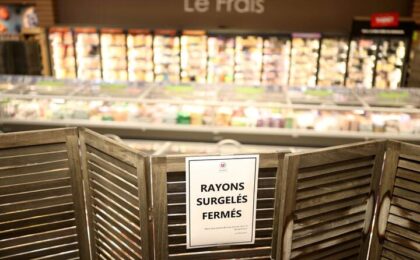 Вид закрытого отдела замороженных продуктов в супермаркете под Нантом после кибератаки на холодильные системы французских сетей супермаркетов, в результате которой произошли порча продуктов и пожары в нескольких магазинах, Франция, 12 октября 2026 года. Фото: Reuters