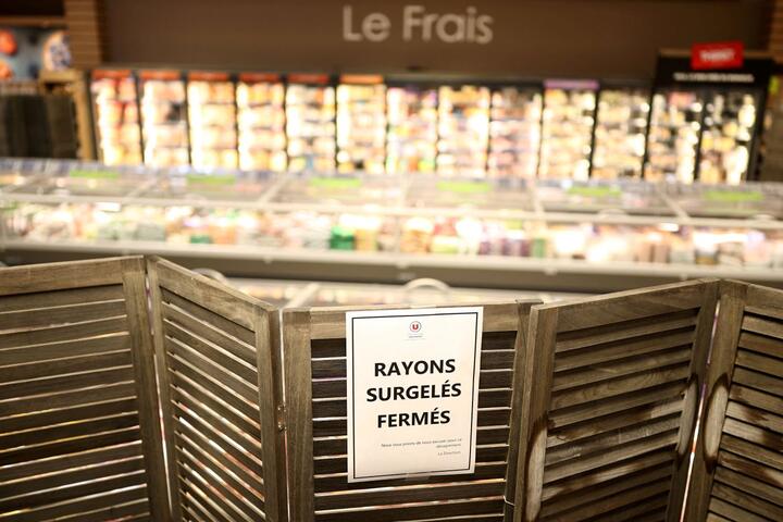 Вид закрытого отдела замороженных продуктов в супермаркете под Нантом после кибератаки на холодильные системы французских сетей супермаркетов, в результате которой произошли порча продуктов и пожары в нескольких магазинах, Франция, 12 октября 2026 года. Фото: Reuters