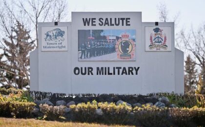 Вывеска, установленная на въезде на военную базу. 18 октября 2026 года, Уэйнрайт, провинция Альберта, Канада. Фото: Reuters