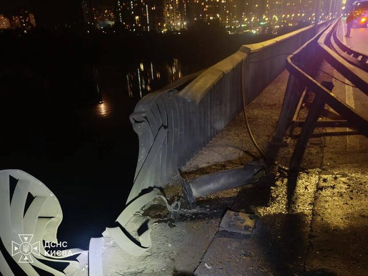 Последствия попадания российских БПЛА в Южный мост в Киеве, Украина, 2 октября 2026 года. Фото: ГСЧС Украины
